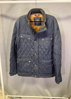 Field jacka - Sjukt snygg field jacka men lite dun. Modellen är 179 cm o den är för stor. Hör av dig vid minsta fundering 🤩