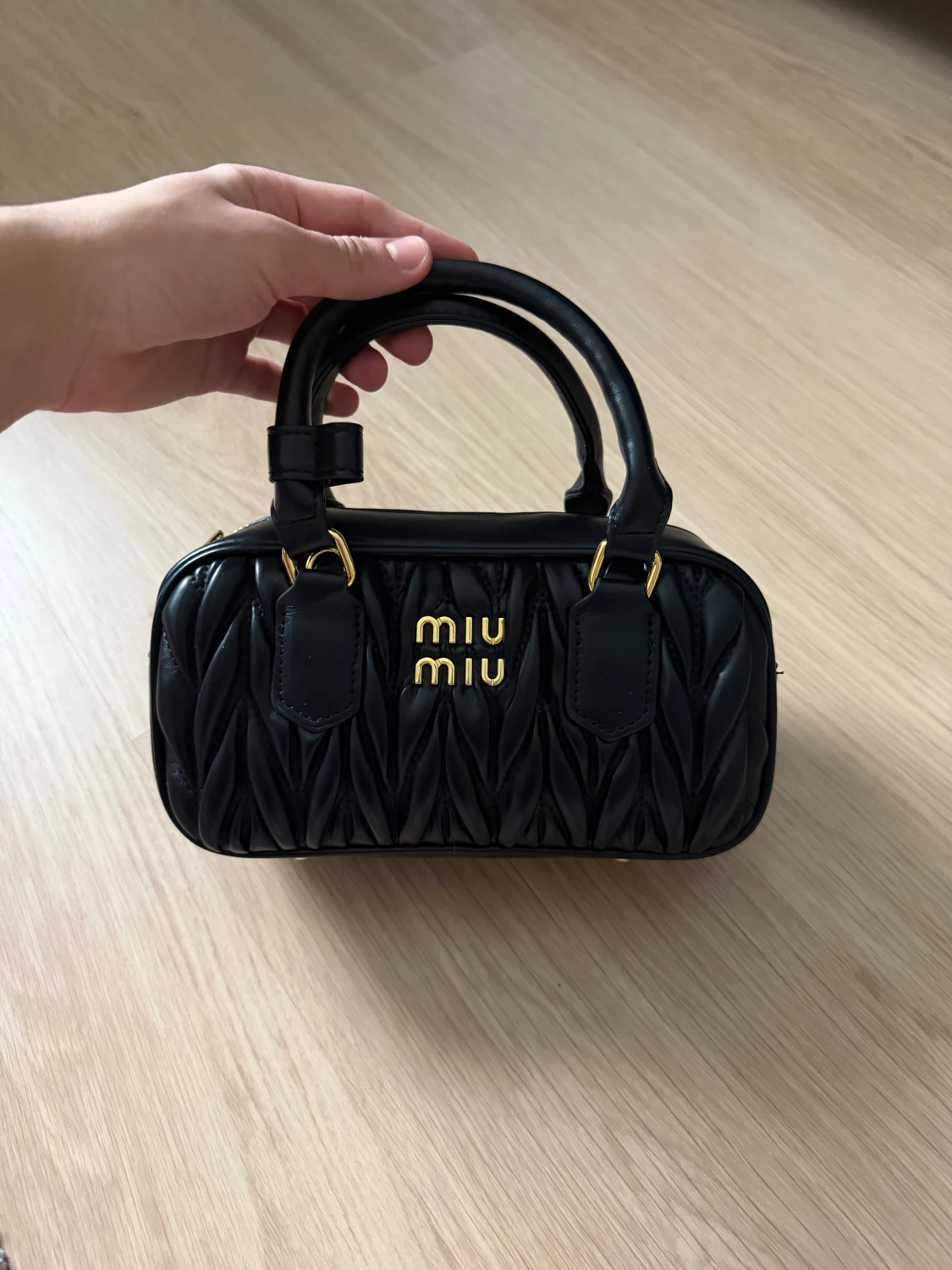 Svart quiltad handväska från Miu Miu