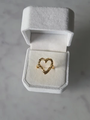 Hjärtring - En ring formad som ett hjärta. Perfekt som en gåva eller för att komplettera din egen smyckessamling.