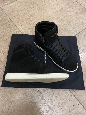 SL/10H Saint Laurent skor  - Ett par riktigt schyssta Svarta Saint Laurent skor i väldigt bra skick! Skorna är i storlek 41 och modellen är SL/10H. Kontakta gärna oss om du har frågor, dessutom är priset ej hugget i sten! Mvh saint ;)