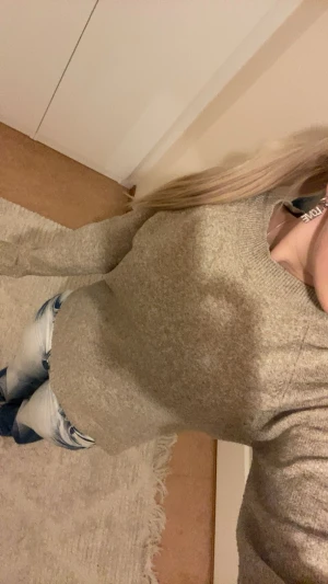 Beige stickad tröja från Vero Moda - Säljer en beige stickad tröja från Vero Moda i storlek S. Tröjan har en klassisk rund halsringning och långärmad passform. Perfekt för dig som gillar en enkel och clean look med mjukt material som känns skönt mot huden.