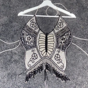 Fjäril - Unik fjärilstopp, med pärlade band och detaljer 