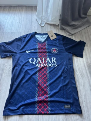 PSG Hemmaställ 25/26 (Black Week Rabatt)  - Paris Saint-Germain fotbollströja hemmaställ 25/26, Storlek S, Nyskick