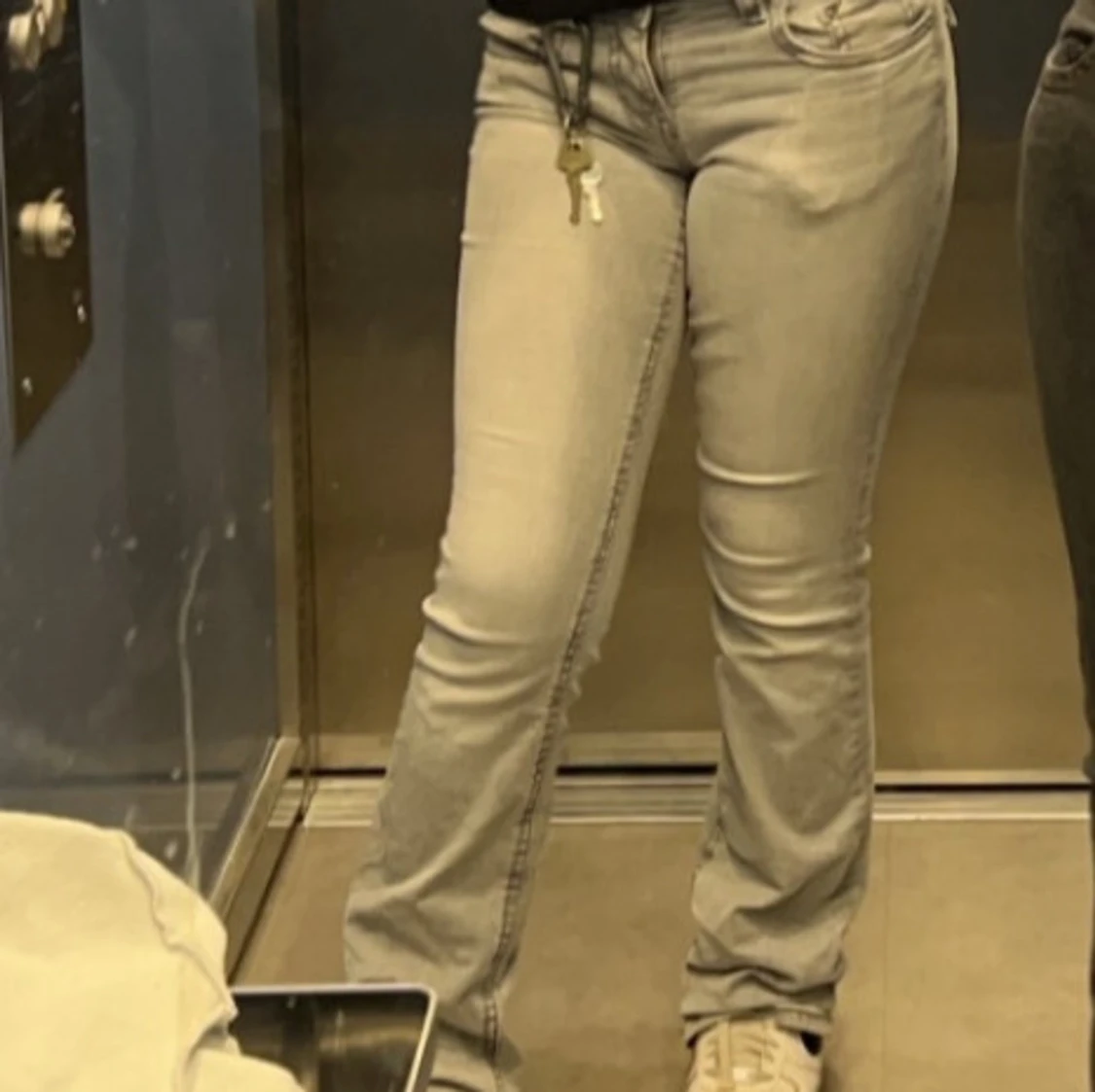 Grå flared jeans från Gina  - 2