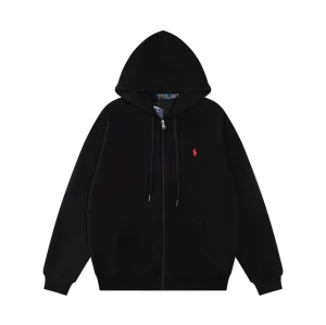 Svart zip från Polo Ralph Lauren - Svart hoodie från Polo Ralph Lauren med röd broderad logga på bröstet. Tröjan har huva med snörning, dragkedja framtill och två fickor. Tillverkad i mjuk bomull och har ribbade muddar vid ärmslut och nederkant. Perfekt för chill dagar och streetstyle. Buda gärna eller kom med pris