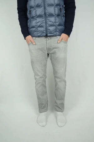 Jacob Cohën Jeans - JACOB COHËN   Storlek : W34  Modell : 622 Comfort  Mått : A = 44CM - B = 95CM  Användning : Jeansen är i ett fint skick, finns väldigt diskreta missfärgningar. Inget som man direkt tänker på, näst sista bilden.  Nypris : Cirka 5000SEK  Modellen på bilden är 182CM och väger 76KG