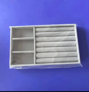 Grå smyckesförvaring med fack - Snygg och praktisk smyckesförvaring i ljusgrå färg med flera fack och rader för ringar, örhängen eller andra småsmycken. Perfekt för att hålla ordning på dina favoriter och ha dem lättillgängliga på sminkbordet.