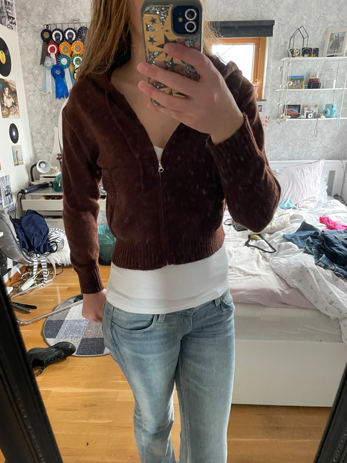 Brun stickad hoodie med dragkedja