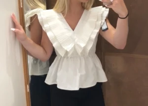 Volangtopp - Säljer min fina volangtopp som jag tror är från vero Moda, köptes för något år sedan så minns inte exakt. Fortfarande fin i kvaliten då jag inte använt den så mycket💞