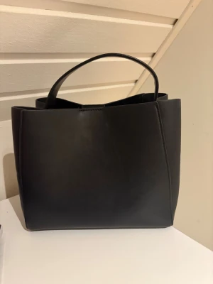 gina väska - fin och lätt svart skinnväska 