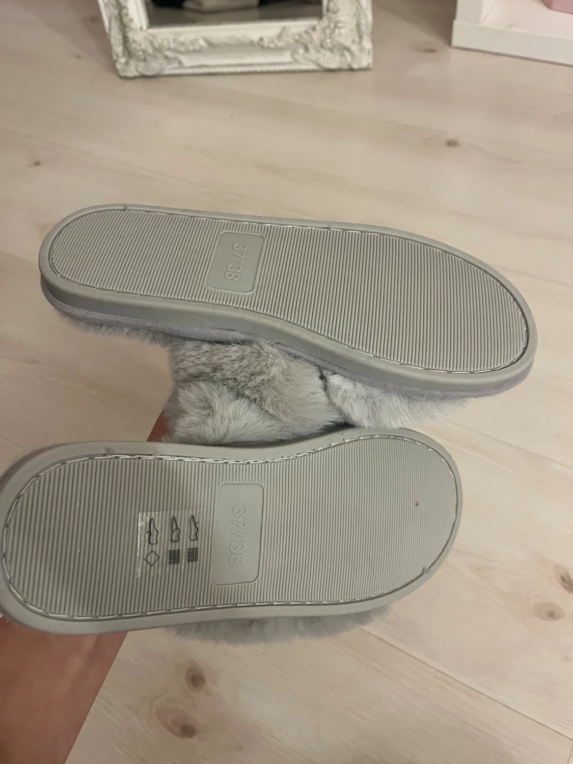 Grå fluffiga tofflor strl 37/38 - 2