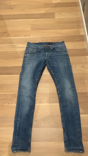 Blå jeans från Tiger of Sweden - Tiger of Sweden jeans i väldigt bra skick.Dem är i Slim-fit model i storlek 31/34. Dem kostade 1599kr i ny pris. Så priset jag satt är en väldigt bra deal.