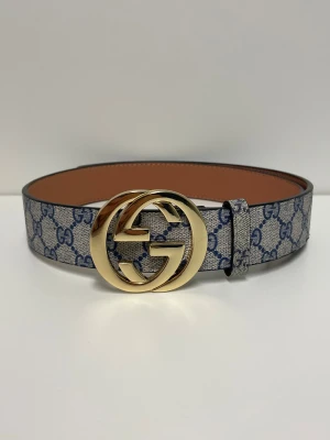 Gucci Bälte - Säljer ett helt nytt bälte, aldrig använd. Storlek 110. Snabb frakt fraktas inom 24h efter köp. Kan härmas i Haninge, skriv gärna vid fler frågor.