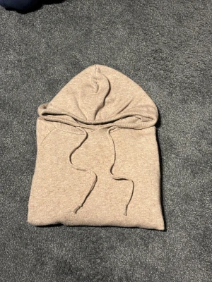  Kashmir hoddie beige - Mysig Kashmir beige hoodie med huva och snörning framtill. Tröjan är stickad i kashmir och marinnull, tröjan är i storlek xs och är i väldigt bra skick, hör av er vid frågor ✅ny pris 1099kr