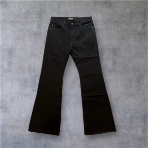 Svarta bootcut  jeans - Svarta utsvängda jeans från Balenciag som sitter snyggt och känns riktigt lyxiga utan att bli för mycket. Ett tidlöst par du kan slänga på dig till nästan vad som helst.