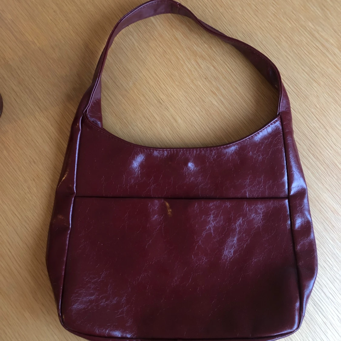 Vinröd axelväska  - 2