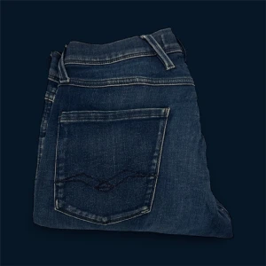 Replay Anbass jeans  - Ett par Replay anbass  jeans i storleken 29/32✅ Skick 10/10✅ Passform slim✅ Pris 399✅ Skriv vid minsta fråga✅