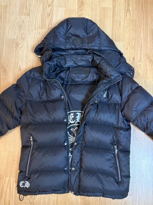 Chrome hearts jacka - Chrome hearts pufferjacka jag haft I 1 vinter och sedan dess ba legat hemma. Kom med frågor och bud😁