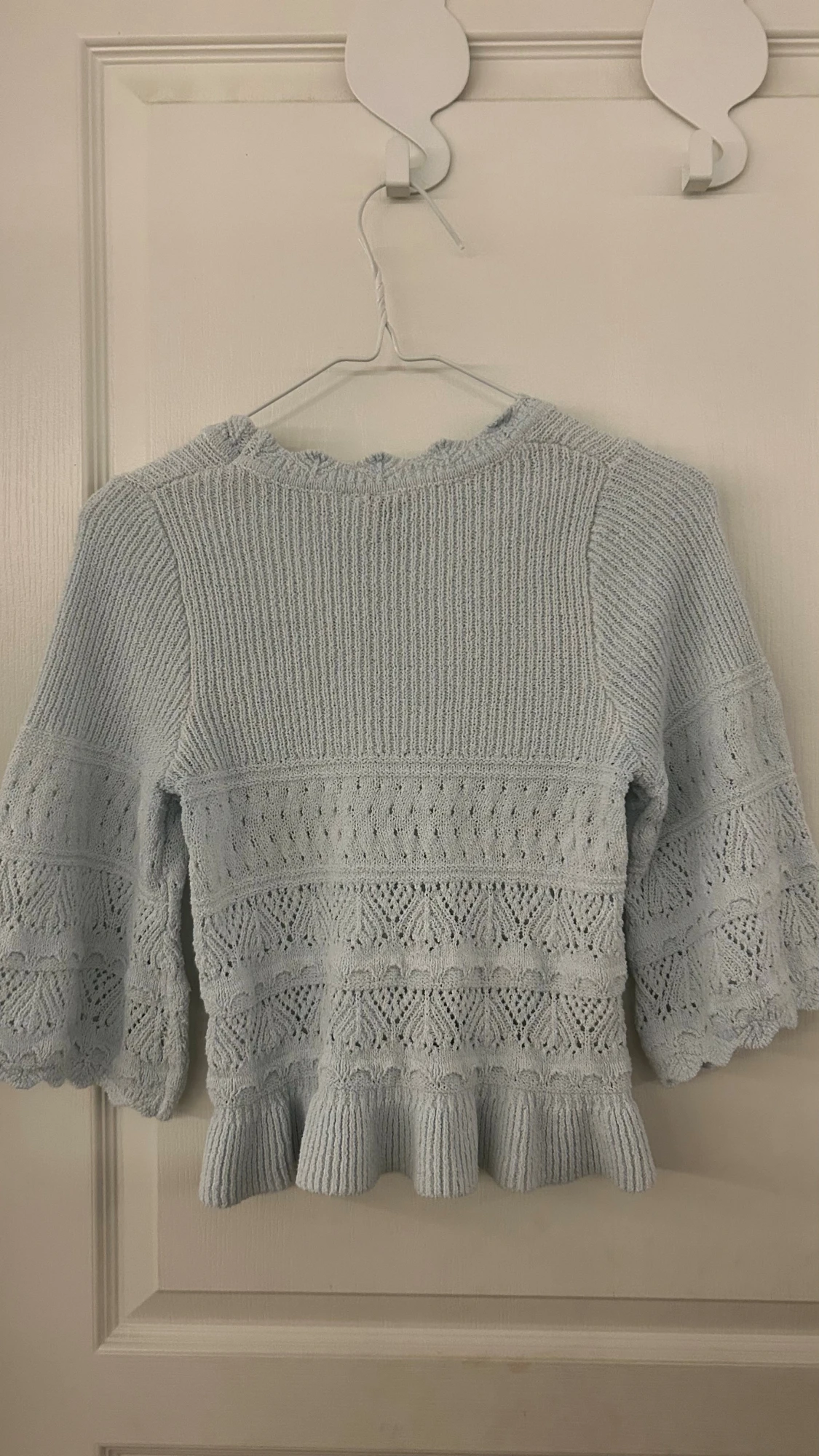 Ljusblå stickad tröja med volang - 2