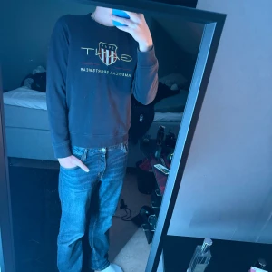 Gant sweatshirt - Säljer nu denna riktigt fräscha gant tröja som knappt är använd. Modellen är 180 och storleken är 170. Hör av er vid minsta lilla fråga så svarar jag så fort jag kan🙌🏼