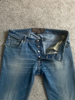Jacob Cohen jeans 688 - Snygga blå jeans från Jacob Cohen, modell 688. Storlek 34 men sitter mer som 32-33. Litet slitage vid grenen men lagat hos en professionell skräddare, syns inte alls.