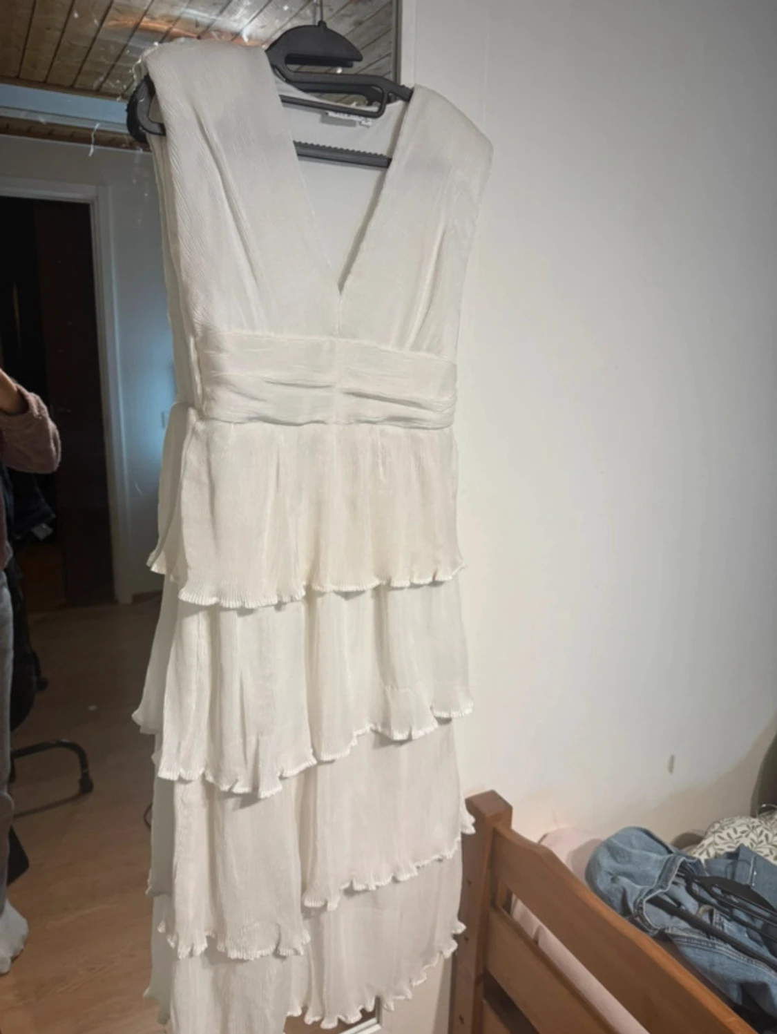 Vit studentklänning med volanger  - 1