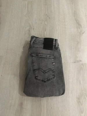 Replay Anbass - Säljer dessa replay Anbass jeans i storlek 29/32. Byxorna är använda ett fåtal gånger och är i perfekt skick. Nypris: 1500.  Mitt pris: 399kr. Priset är inte slaget i sten så kom med prisförslag.