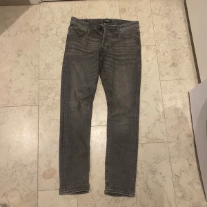 Grå slim jeans Jack & Jones 31/32 - Slim / Glen jeans från Jack & Jones i en snygg grå tvätt. Bra skick utan större defekter. Storlek 31/32. Pris 199 kr