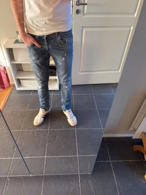 Dondup George - Ett par fräcka jeans från Dondup med Storlek 31, har vanligtvis storlek 29/32 och det sitter helt perfekt på mig (182 65KG)