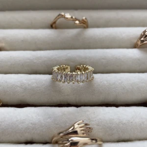 Diamant ring  - Massa nya ringar i lager!! Ringarna är guld/silver pläterade och är justerbara vilket innebär att de passar alla! Skötselråd medföljer! Kontakta vid intresse av köp! 💓