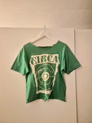 T-shirt  - T-shirt som är klippt uppe vid halsen som är väldigt trendigt just nu. Den slutar vid byxkanten och sitter lite baggy  