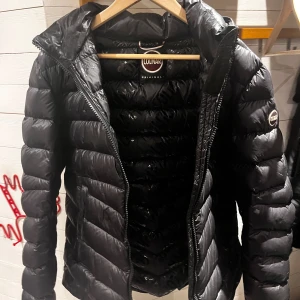 Svart dunjacka från Colmar - Snygg vinter jacka, har ett litet hål som man ser på bild 4 samt ett på bild 3 men som är tejpat med bra tejp så det håller och inte syns så mycket. Ny pris när jag köpte den va 6000kr men säljer den billigt pågrund av lite små skavanker. Priset är inte hugget i sten.