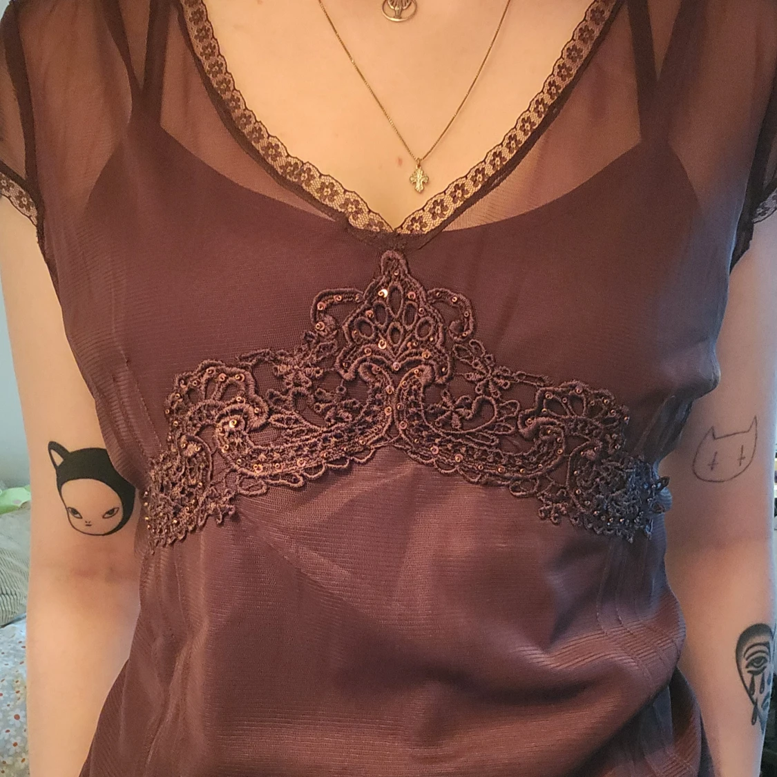 Brun blus med spets och paljetter - 1