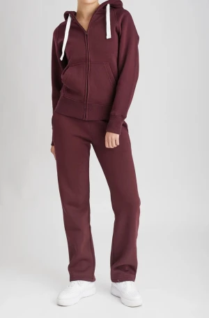 Vinröda mjukisbyxor Russedress - Vinröda mjukisbyxor från Russedress med vita snören i midjan. Byxorna har en relaxed passform och är tillverkade i mjuk bomullsmix, perfekta för chill dagar. Snyggt tryck med Russedress-logga på benet. Passar dig som gillar bekväma och stilrena byxor. Settet är lite nopprigt och har ett litet hål i sig som man kan se på sida 3