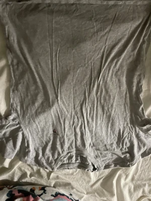 Grå t-shirt från gant - Säljer en enkel grå t-shirt 