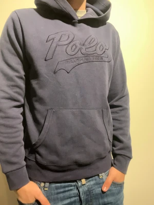 Polo Ralph Lauren Hoodie - Hej! Säljer nu denna väldigt snygga Polo Ralph Lauren Hoodien. Storlek 18-20 barn men passar small. För referens är jag 175 och väger 70kg.   Färg: Blå Skick: Mycket gott – endast använd vid enstaka tillfällen   Skickas spårbart eller hämtas upp efter överenskommelse. Vid intresse – hör gärna av dig.  Skriv vid frågor eller ifall du vill ha fler bilder:)  