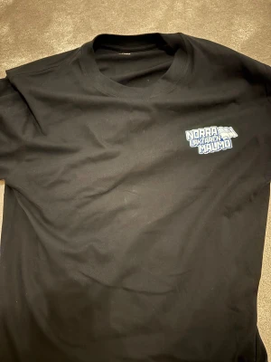 Svart t-shirt Norra Läktaren Malmö - Säljer Svart t-shirt med tryck på bröstet där det står 'Norra Läktaren Malmö’ på bröstet. Materialet känns mjukt och är bomull. Perfekt för alla MFF:are! 