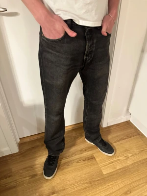 Levi’s 501 Jeans - Riktigt schyssta 501:or! Har lite slitningar vid hälarna annars i mycket bra skick. Ny pris: 1149 kr Säljs för 300 kr