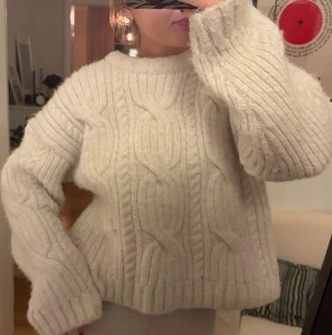 Stickad tröja -  Så fin & skön stickad tröja från h&m, strl L men skulle mer säga det är en S/M. Använd fåtal gånger så är i jättebra skick!