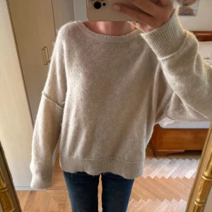 Malene Birger stickad tröja - Så fin och skön stickad tröja från malene birger. Coola sömn detaljer perfekt till höst och vinter!! Jag är 171 och den sitter oversized 🫶