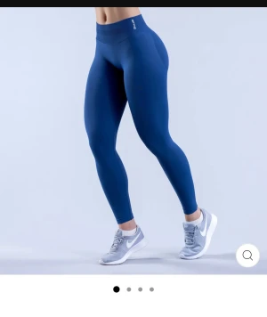 Träningstights - Säljer mina tights från Dfyne i färgen Deep sea eftersom dom inte kommer till användning längre 