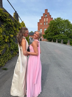 Vit långklänning  - Säljer min eleganta vita balklänning med snygg omlott-detalj över axeln. Den är köpt från Lexi Studio och säljs inte längre!💕Köptes för ca 2000 kr, men pågrund av lång frakt, blev kostnaden dryga 3000 kr för klänningen, därav valet av pris☺️Använd en gång!