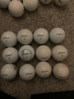 Titelist Pro v1 - Ett dussin prov1or säljes. Fint skick. Blandat med prov1 och prov1x