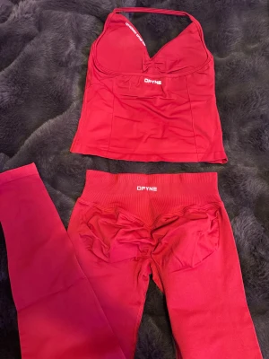 DFYNE sett röd impact tränings sett - säljer mitt fina röda DFYNE sett💗 modell impact på både toppen och leggingsen, helt nyskick, inga defekter, storlek S☺️ köpt för 980kr
