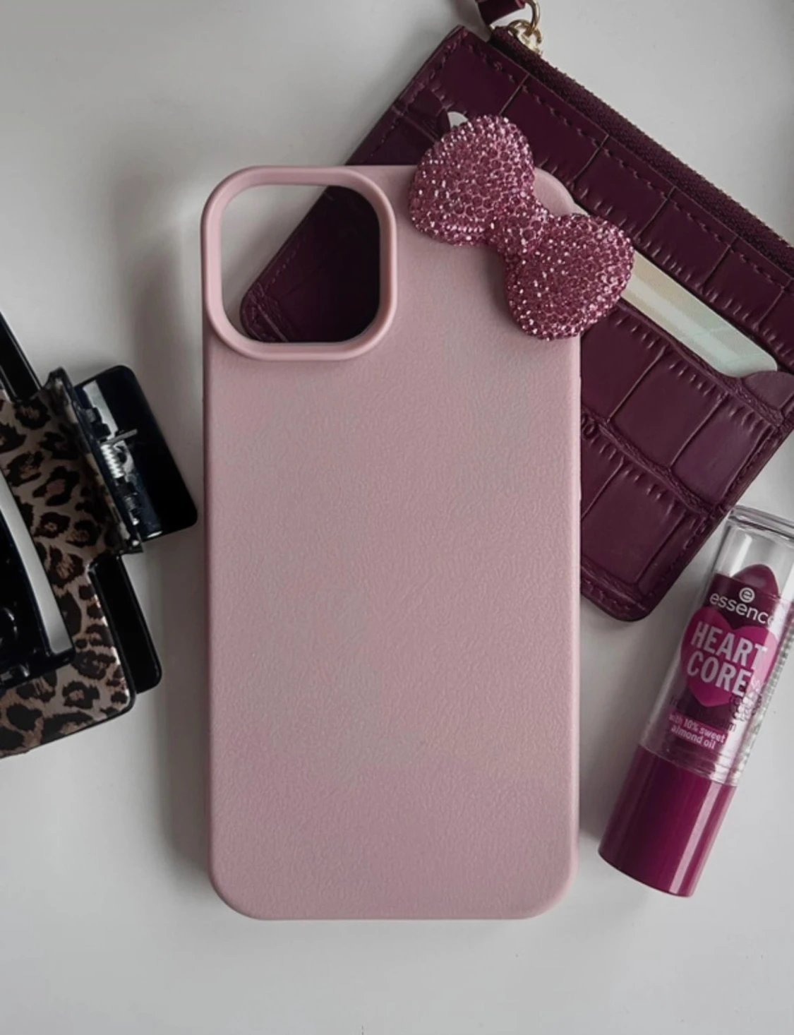 Rosa mobilskal med glitterrosett iPhone 14