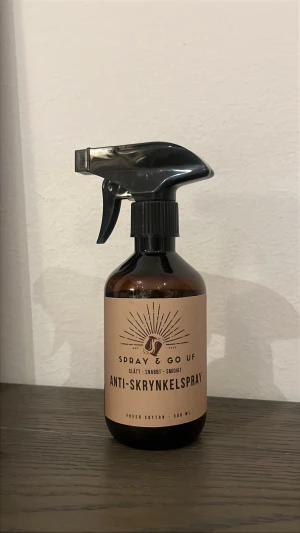 Spray & Go UF Anti-Skrynkelsspray - Skrynkelspray – få dina kläder att se nystrukna ut! ✨ Perfekt när du inte hinner stryka eller vill fräscha upp ett plagg snabbt. Spraya lätt, släta till och låt torka – skrynklorna försvinner och tyget får nytt liv.  Finns i härliga dofter: Fresh Cotton, Lavender och Fragrance Free för dig som vill ha det helt doftfritt.  Skonsam, superenkel att använda och perfekt både hemma och i väskan. Ett måste för en smidigare vardag!