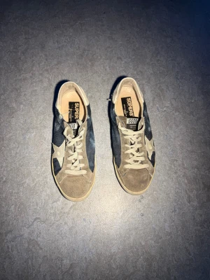 Golden Goose - Säljer mina sällsynta Golden Goose skor som är knappt använda. Skorna fick jag kämpa hårt för att få tag på men känner att dem inte kommer till användning mycket längre. 