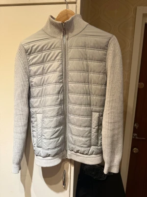 Cardigan Jacka - Säljer denna gråa cardigan jacka som inte kommer till användning längre. Jackan är fräsch och mysig och passar perfekt till en bakåtlutad klädstil. 