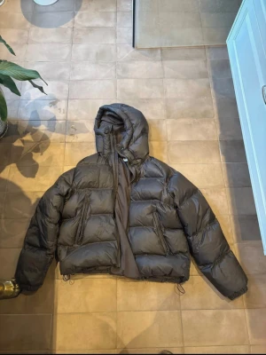 ARKET upcycled down mullvadsgrå storlek L - Superbra skick, inga anmärkningar, slutsåld i mullvadsgrå i varje butik och online shop, nypris ca 2800kr