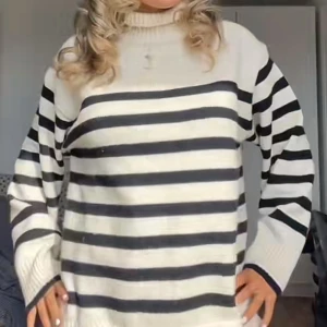 Randig polotröja dam  - Säljer denna supersnygga polotröja med slits på sidorna! Oversized i storleken💕